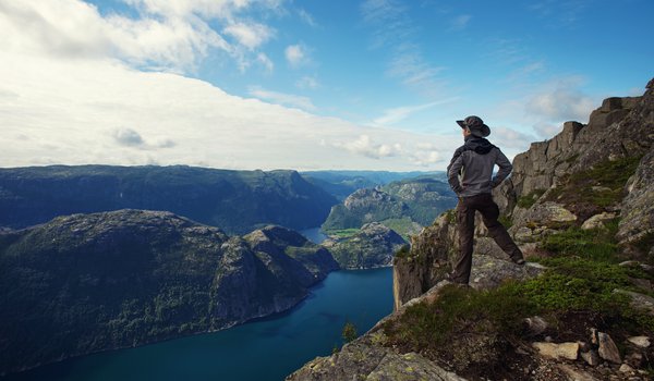 Обои на рабочий стол: clouds, fjord, guy, hiker, lonely, man, mountain, nature, panorama, sea, sky, traveler, горы, море, мужчина, небо, облака, одинокий, одиноко, панорама, парень, природа, путешественник, турист, фьорды