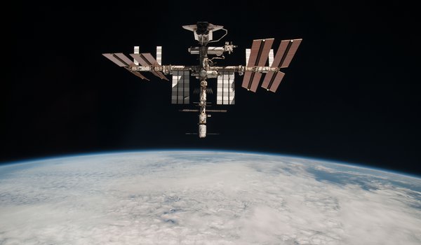 Обои на рабочий стол: атмосфера, бездна, космос, мкс, облака, планета, станция, шатл