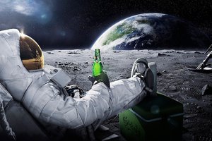 Обои на рабочий стол: carlsberg, астронавт, земля, космонавт, космос, луна, пиво