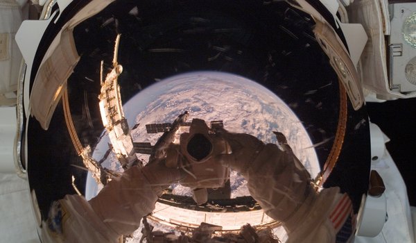 Обои на рабочий стол: земля, космонавт, отражение, планета