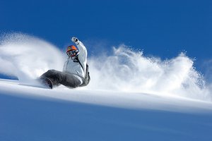 Обои на рабочий стол: snowboard, горы, зима, снег, сноубординг, сноубордист, спорт, спуск