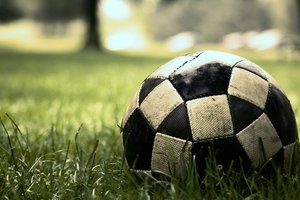Обои на рабочий стол: game, soccer, sport, газон, игра, макро, матч, мяч, трава, футбол