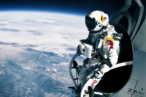 Обои на рабочий стол: Felix Baumgartner, red bull, red bull stratos, космос, обои hd, парашют, полет, прыжок, скачать обои, скачать обои для рабочего стола, спортсмен, широкоформатные обои