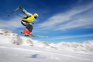 Обои на рабочий стол: движение, лыжник, полет, снег, спорт, экстрим