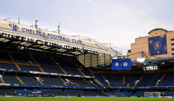 Обои на рабочий стол: chelsea, clouds, england, football, Football stadium, lawn, sky, sports, Stamford Bridge, tribunes, англия, газон, небо, облака, спорт, Стэмфорд Бридж, трибуны, футбол, Футбольный стадион, челси