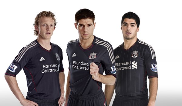 Обои на рабочий стол: Adidas Liverpool Kit, Barclays, Dirk Kyut, El Pistolero, LFC, liverpool, Luis Suarez, Premier League, Steven Gerrard, адидас, англия, Кюйт, ливерпуль, Премьер Лига, стивен джеррард, Суарес, футбол