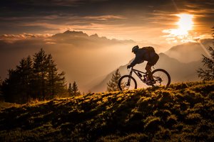 Обои на рабочий стол: bicycle, bike, clouds, Descent, extreme, forest, grass, horizon, jump, mountains, sky, sport, sun, sunset, велосипед, горизонт, горы, закат, лес, небо, облaка, прыжок, солнце, спорт, спуск, трава, экстрим