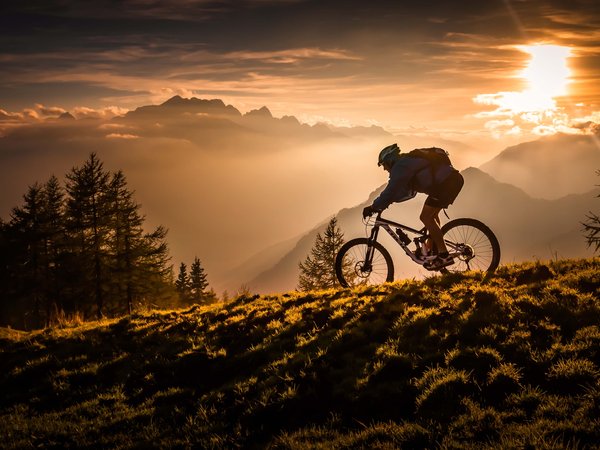 bicycle, bike, clouds, Descent, extreme, forest, grass, horizon, jump, mountains, sky, sport, sun, sunset, велосипед, горизонт, горы, закат, лес, небо, облaка, прыжок, солнце, спорт, спуск, трава, экстрим