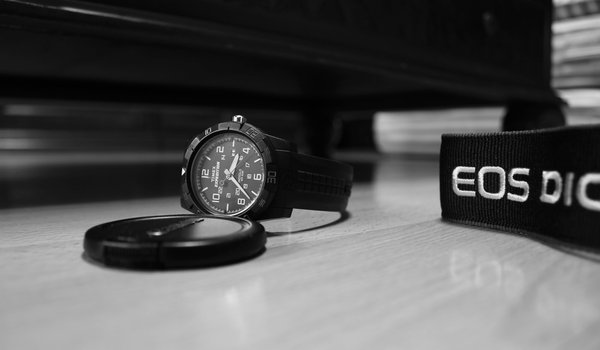 Обои на рабочий стол: canon, timex expedition, крышка от объектива, часы