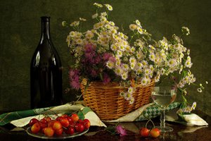 Обои на рабочий стол: бокал, бутылка, вино, корзина, натюрморт, салфетка, хризантемы, цветы, черешня