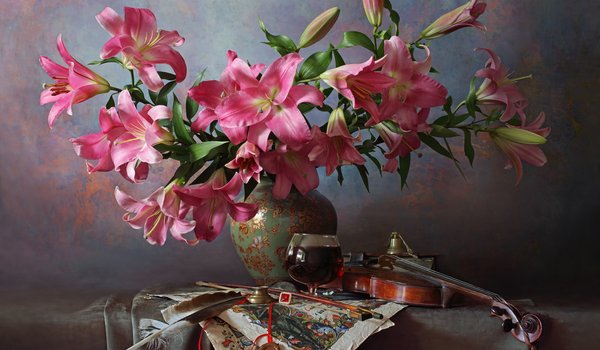 Обои на рабочий стол: Андрей Морозов, бокал вина, ваза, лилии, натюрморт, перо, скрипка, стиль, фон, цветы