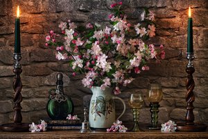 Обои на рабочий стол: бокалы, бутылка, ветки яблони, книги, кувшин, натюрморт, подсвечники, свечи, стиль, цветение, цветки