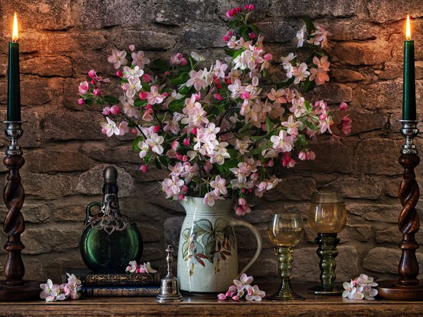 бокалы, бутылка, ветки яблони, книги, кувшин, натюрморт, подсвечники, свечи, стиль, цветение, цветки