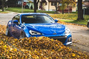 Обои на рабочий стол: subaru, Subaru BRZ, желтые листья