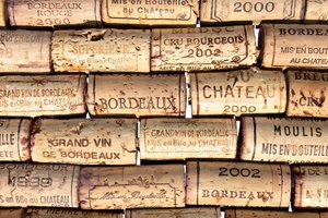 Обои на рабочий стол: bordeaux, chateau, grand vin, medoc, moulis, вино, пробки