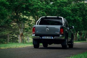 Обои на рабочий стол: 2016, Amarok, Double Cab, Highline, Volkswagen, деревья, дорога, пикап, сзади