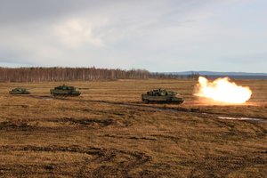 Обои на рабочий стол: выстрел, лес, поле, танки, трио