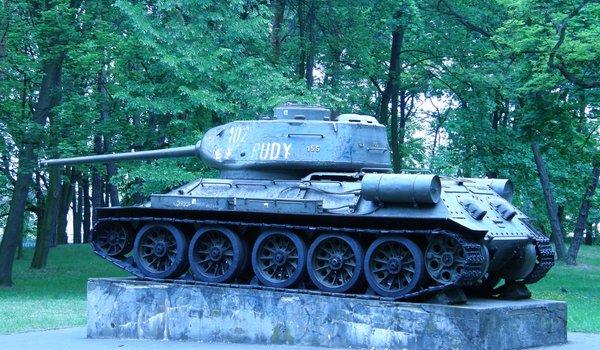 Обои на рабочий стол: 102, Rudy, боевой, броня, военный, вторая мировая война, основной боевой танк, памятник, польский, Т-34-85