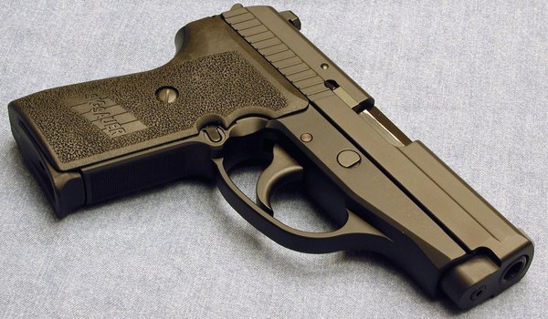 Обои на рабочий стол: sig sauer, пистолет, ствол