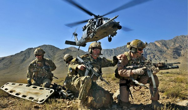 Обои на рабочий стол: бойцы, вертолёт, горы, небо, носилки, оружие, солдаты