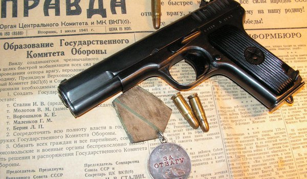 Обои на рабочий стол: газета, медаль, патроны, пистолет, тт