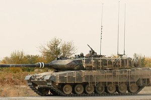 Обои на рабочий стол: leopard 2a6, защита, танк, трава