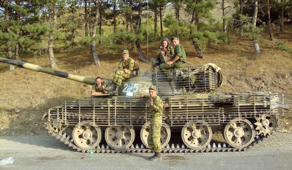 Обои на рабочий стол: дорога, россия, солдат, т-62, танк