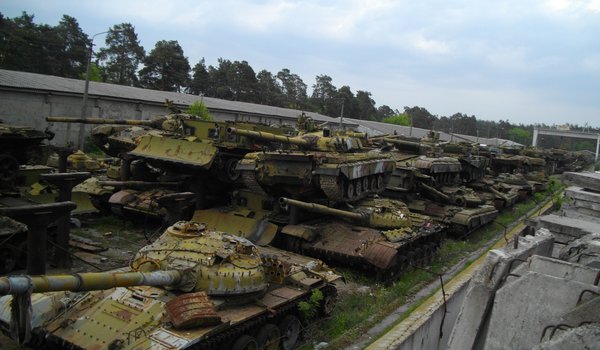 Обои на рабочий стол: завода, киевского казенного, кладбище танков, механического, ремонтно, свалка, танки