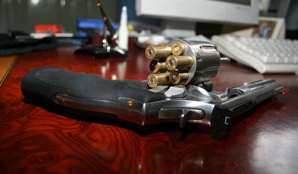 Обои на рабочий стол: барабан, пуля, револьвер, стол