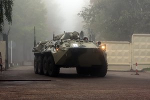 Обои на рабочий стол: бтр80, техника, туман