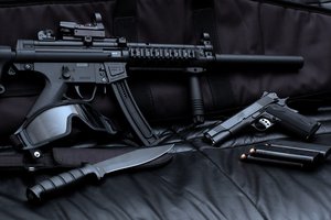 Обои на рабочий стол: автомат, винтовка, магазин, маска, нож, пистолет