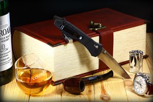 Обои на рабочий стол: .виски, benchmade, m390, mchenry, бокал, зажигалка, книга-шкатулка, нож, складной, трубка, часы