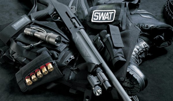 Обои на рабочий стол: swat, дробовик, жилет, оружие