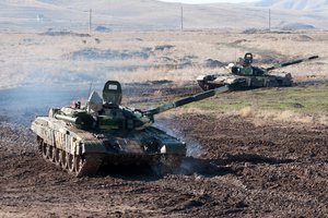 Обои на рабочий стол: 125-мм, 9К120, боевые танки, вооружения, грязь, дорога, комплексом, предгорье, пушкой, ракетного, с, Свирь, Т-72Б, улучшеной, управляемого, усиленной броневой защитой