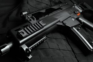 Обои на рабочий стол: HK g36, автомат, бронежилет, ракурс, черный