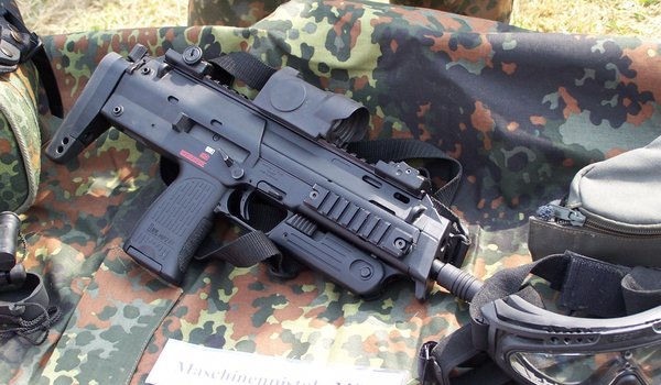 Обои на рабочий стол: MP7A1, камуфляж, оптика, очки, пистолет-пулемёт