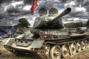 Обои на рабочий стол: день победы, знамя, небо, палатки, радиоприёмник, снаряд, советский, средний, ствол, Т-34-85, танк, тучи
