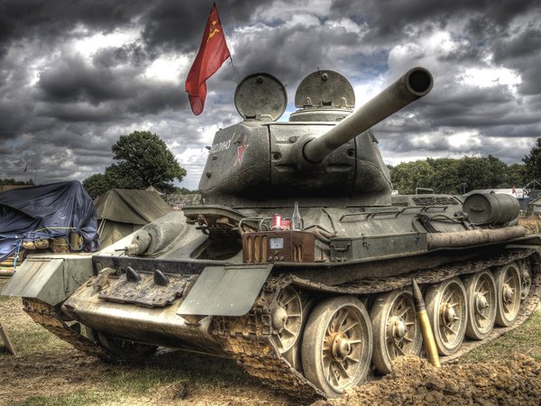 день победы, знамя, небо, палатки, радиоприёмник, снаряд, советский, средний, ствол, Т-34-85, танк, тучи