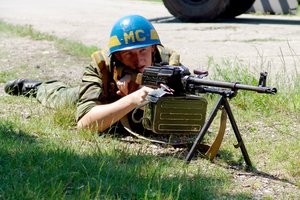 Обои на рабочий стол: blue, helmet, голубая каска, на огневой позиции, ПКП, Российского миротворческого контингента, ручной пулемет, солдат