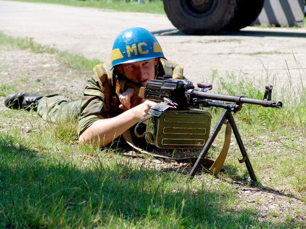 blue, helmet, голубая каска, на огневой позиции, ПКП, Российского миротворческого контингента, ручной пулемет, солдат