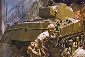 Обои на рабочий стол: M4 Sherman, ww2, американский, оружие, панорама, солдат, средний, танк «Шерман», экипировка, экспозиция