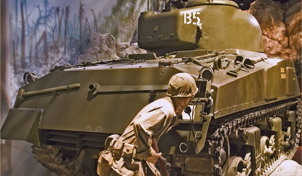 Обои на рабочий стол: M4 Sherman, ww2, американский, оружие, панорама, солдат, средний, танк «Шерман», экипировка, экспозиция