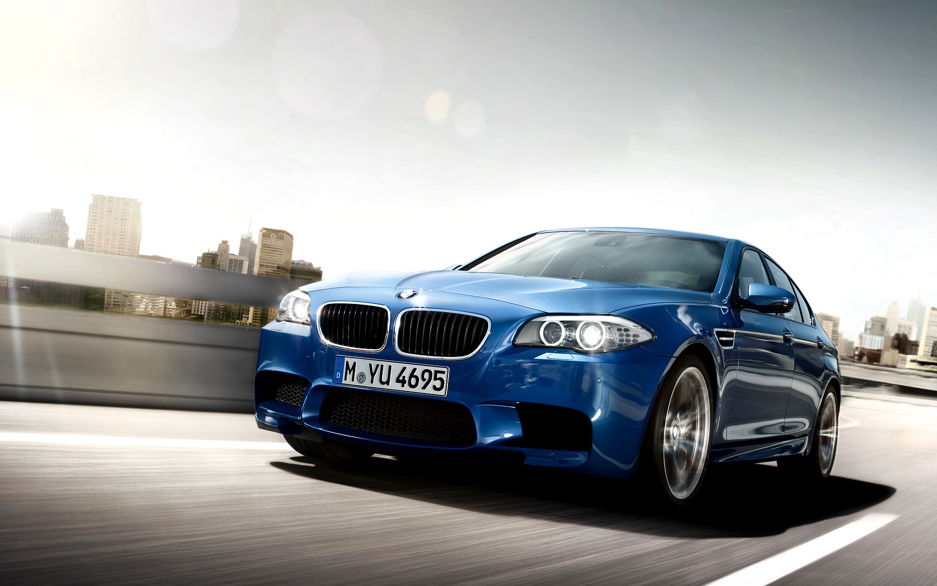 синий автомобиль BMW M5 загрузить