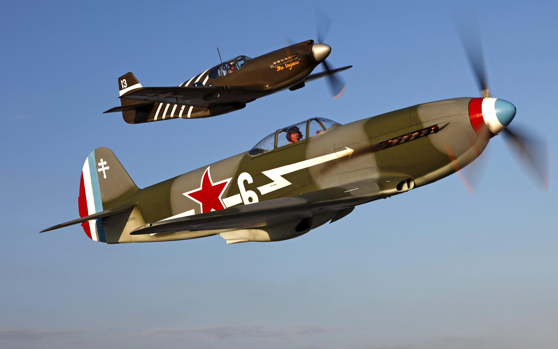 Два истребителя North American P-51 Mustang без смс