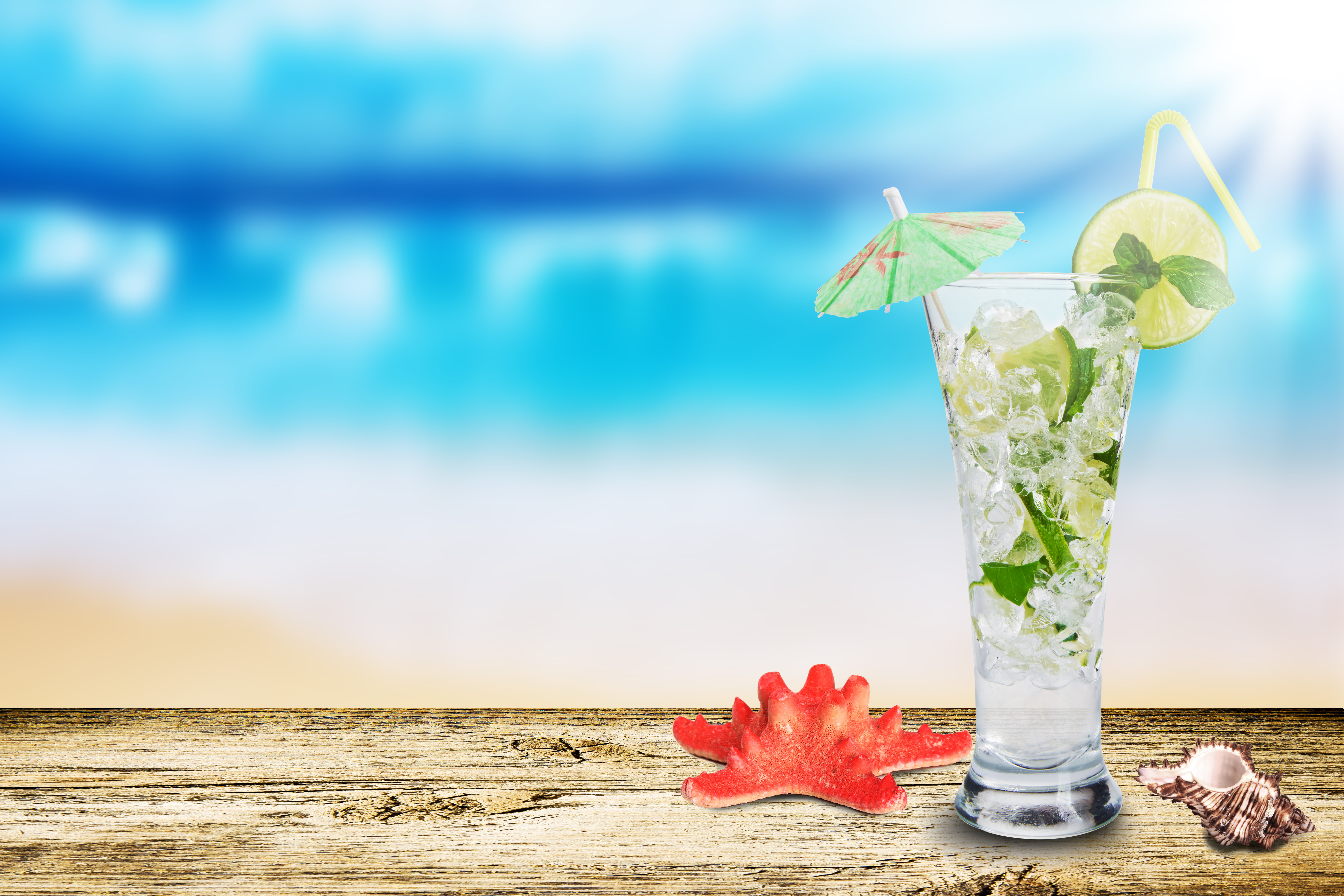 Голубой коктейль на берегу с цветками загрузить