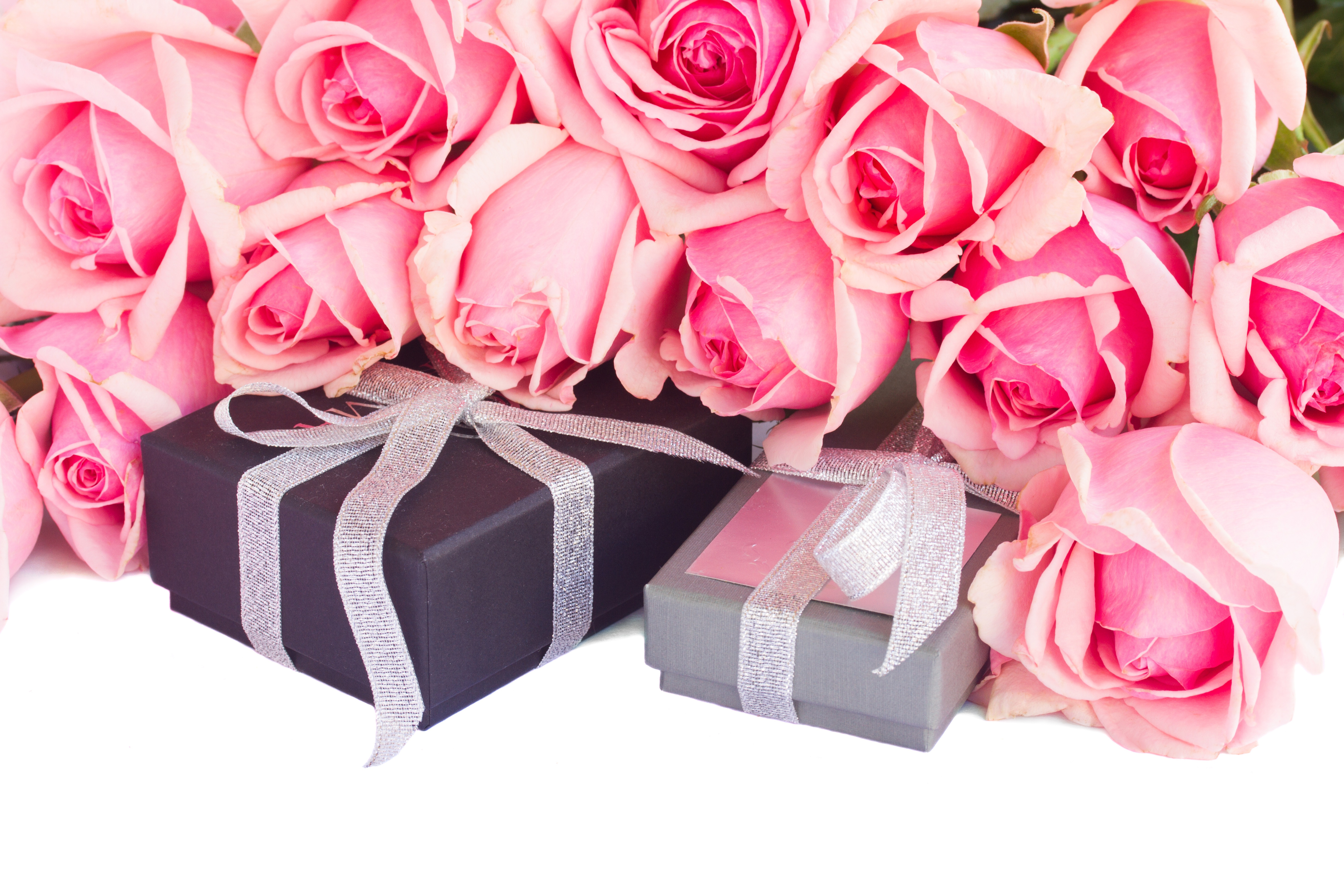 Хочу цветы и подарки. Цветы в подарок. Подарочная коробка с цветами. Розовые розы в коробке. Розовые розы и подарок.