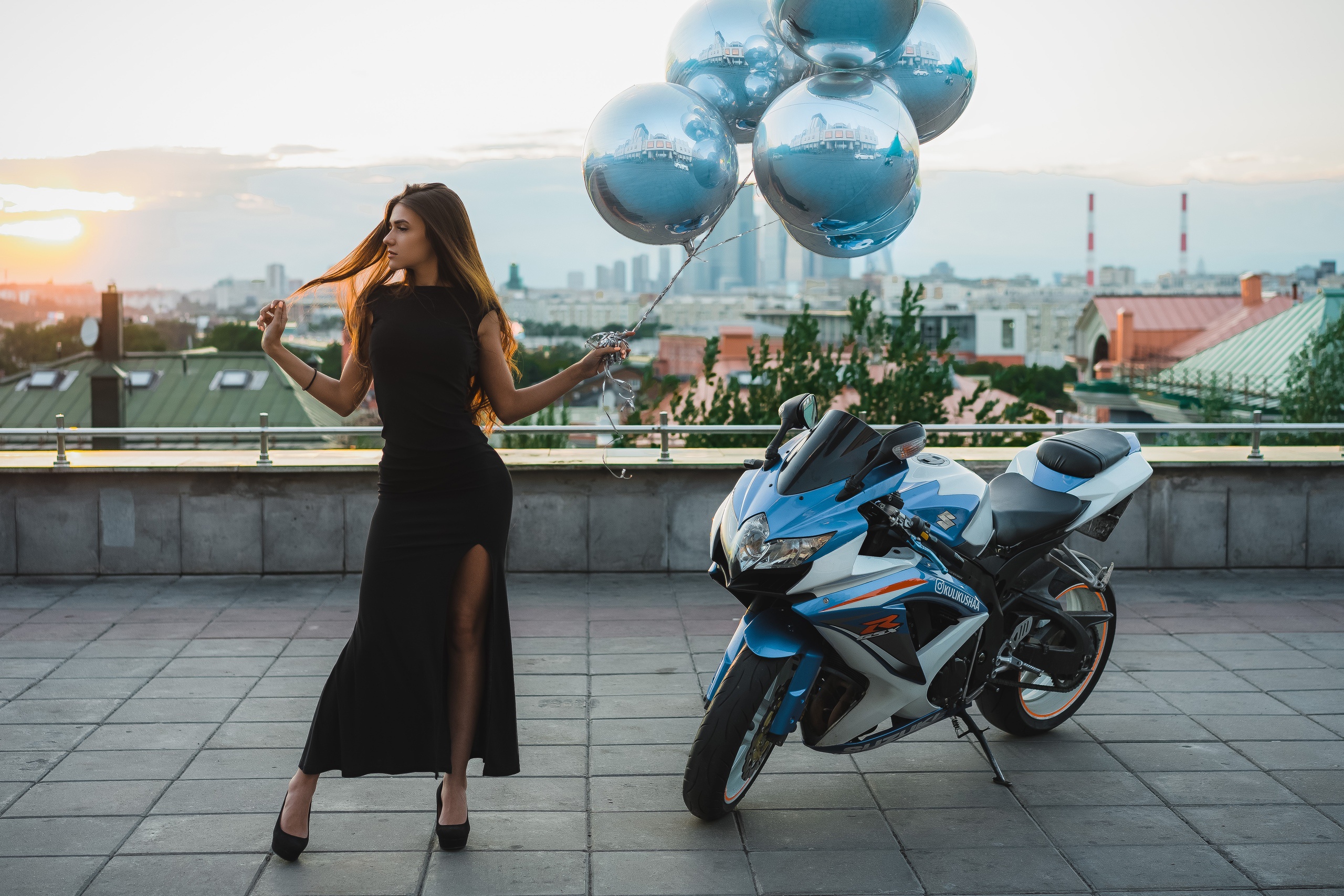 Suzuki, воздушные шары, девушка, Илья Пистолетов, мотоцикл, платье, поза, шарики
