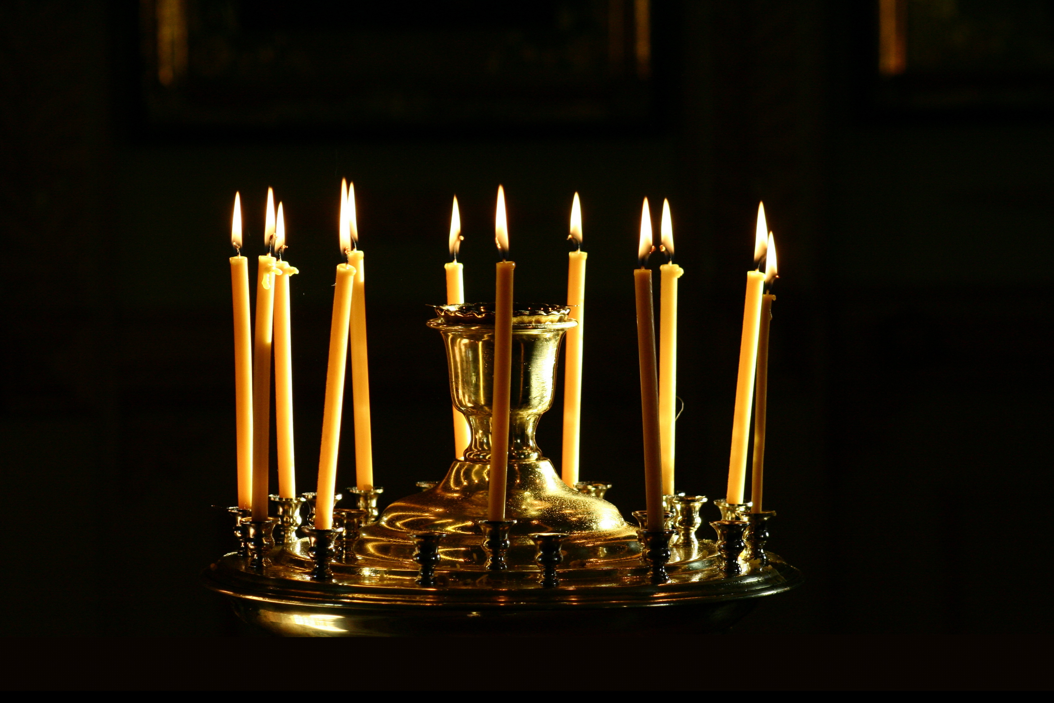 Горящие свечи в церкви. Церковные свечи. Свечки горящие. Свеча на темном фоне. Красивые свечки.
