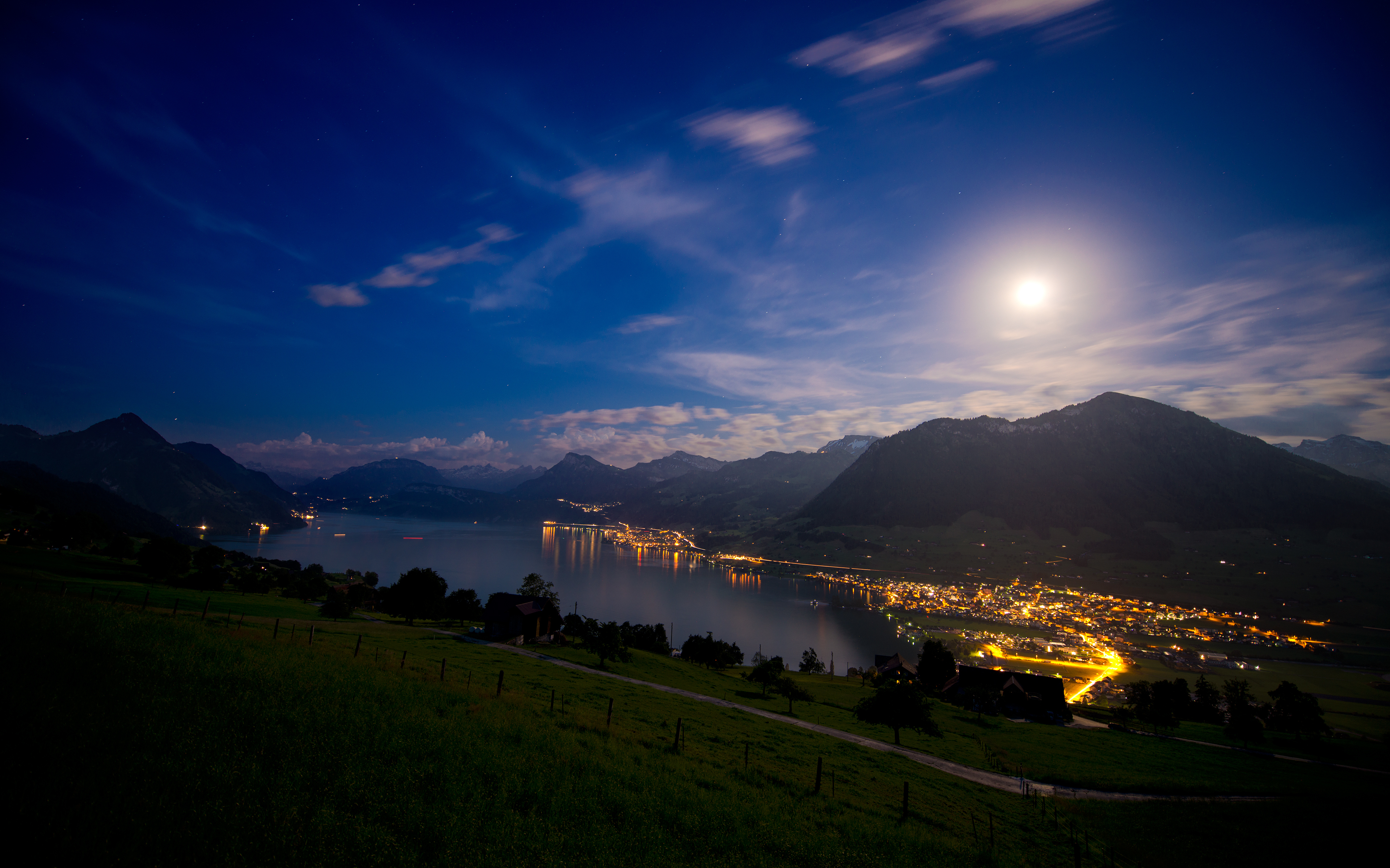 Вечер на рабочий стол. Фирвальдштетское озеро Швейцария. Фирвальдштетское (Люцернское) озеро. Фирвальдштетское озеро ночью. Фирвальдштетское озеро пейзаж.