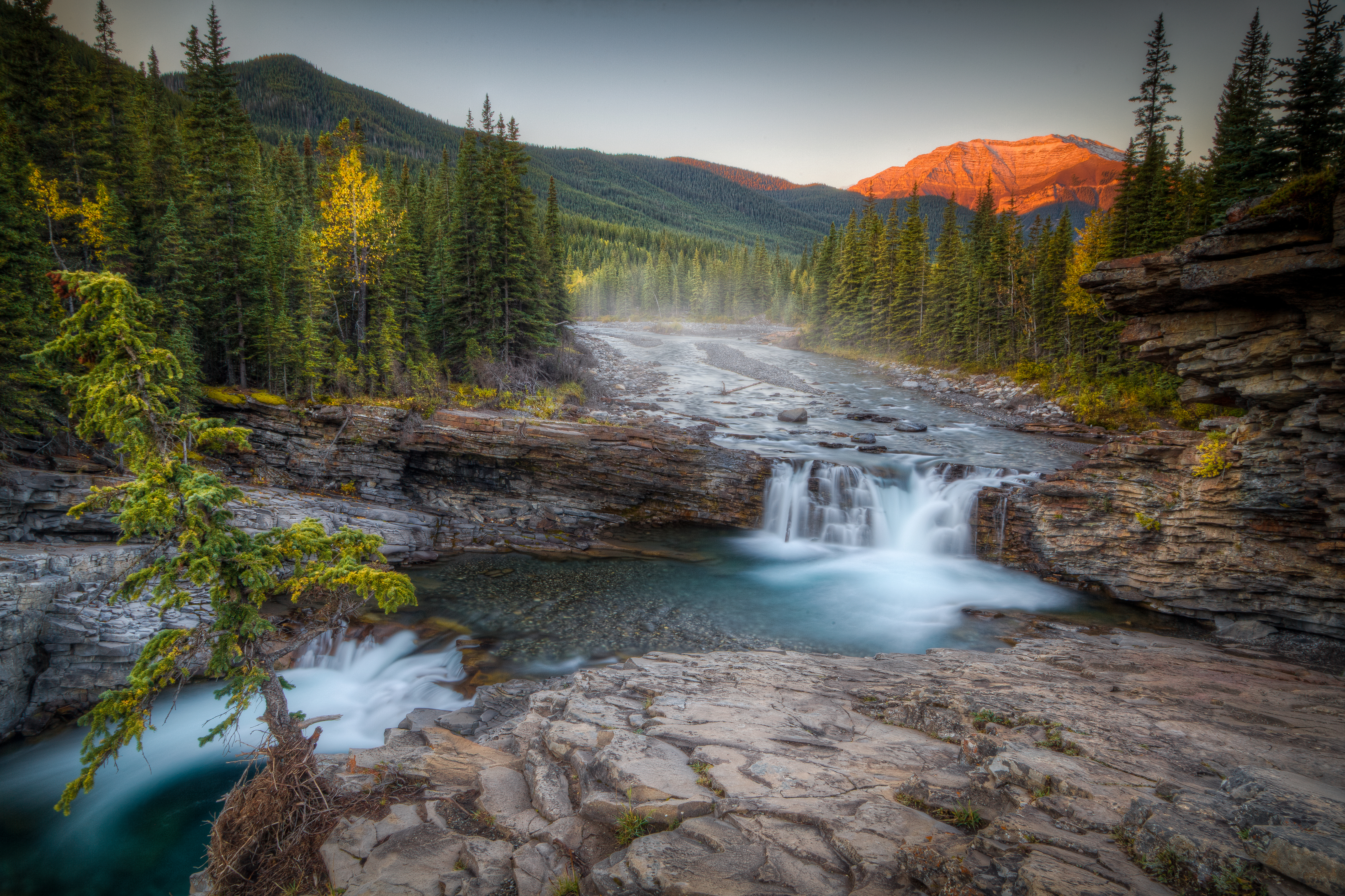 Mountain falls. Природа лес река горы водопад. Лес горы водопад. Водопады Ахвенкоски. Горная река водопад.